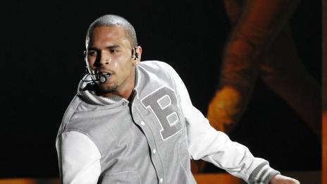 Крис Браун се дразни на приказките на Риана за побоя