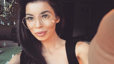 Мегз катастрофира, първата реакция – да се снима