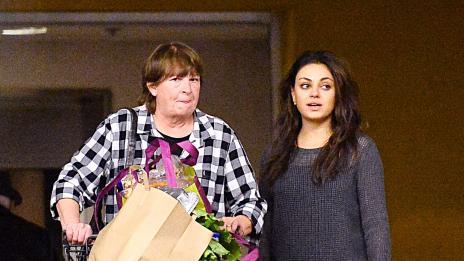 Мила Кунис пазарува с бъдещата си свекърва за Деня на благодарността