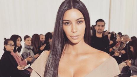 Ким продава задните си части за 98 долара