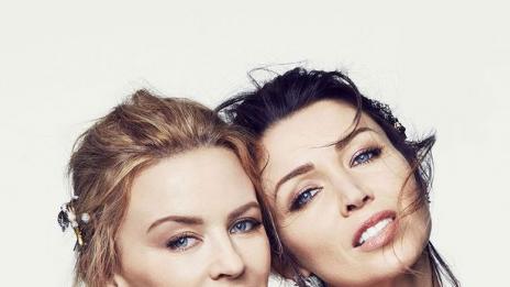 Кайли и Дани Миноуг показват сестринска обич