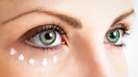 Без бръчки около очите: Кое е важно в грижата?