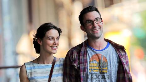 Кийра Найтли и Адам Лавин се разхождат ръка за ръка