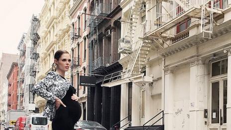 Коко Роча е бременна с момиченце