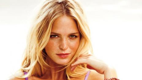 Секси ангели демонстрират новите сутиени на „Victoria’s Secret“