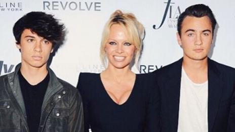 Майчина гордост: Известни майки с пораснали синове