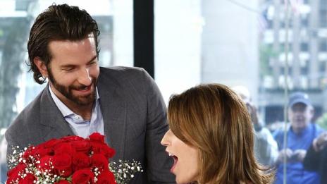 Брадли Купър подари букет рози на водеща в ефир