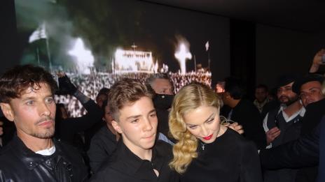 Мадона празнува със сина си Роко, Линдзи Лоън и Шон Пен