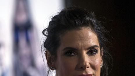 Сандра Бълок осинови и момиченце