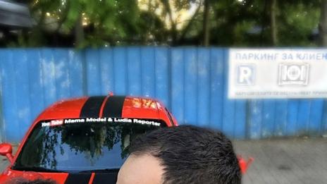 Даниел подари кола на Алекс с надпис: „Обичам Александра!“