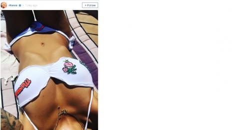 Рита Ора – след болницата секси пред басейна