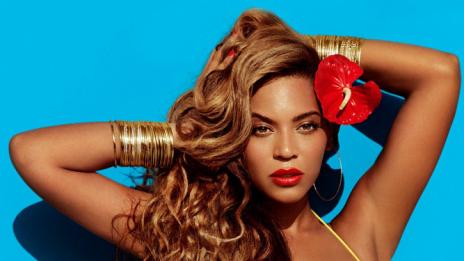 Ярки бански подчертават женствената фигура на Бионсе