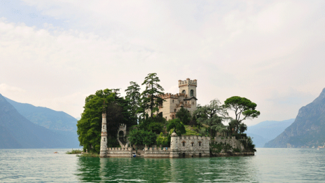 Остров-замък събира очите насред Италия