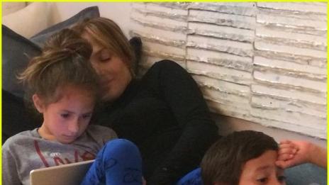 Дженифър Лопес показа как прекарва неделните си вечери