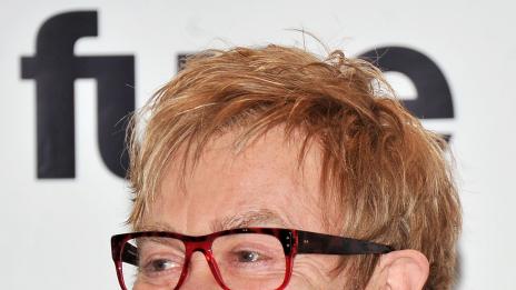 Бебето на Елтън пие майчино мляко и ще става музикален фактор