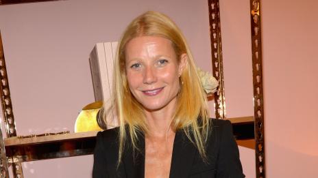 Гуинет и Крис все още живеят заедно