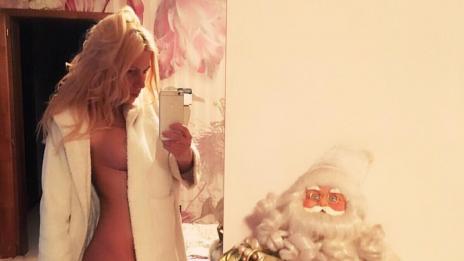 Чар или бедствие: Голата Камелия като Снежанка