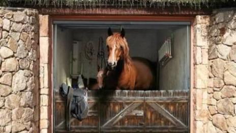 Гаражът, който разведрява пейзажа