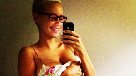 Амбър Роуз показва наедрелия си корем