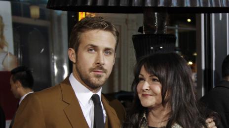 Майката на Райън Гослинг носи дрехите на Ева Мендес