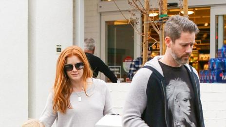 Папараци уловиха Ейми Адамс със семейството ѝ