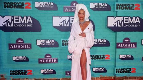 Последен моден писък: Рита Ора се появи на червения килим по хавлия