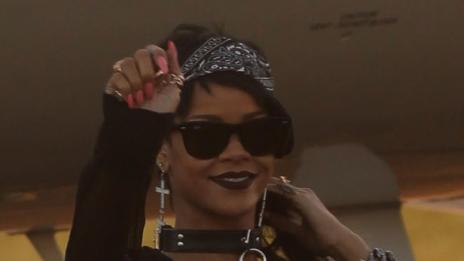 Риана сложи кучешка каишка, а Рита Ора си разхожда кучето по бански