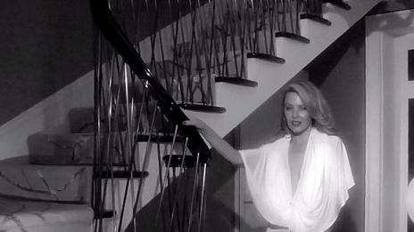 Кайли Миноуг си показа дупето в името на изкуството (видео)