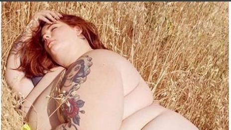 Най-пълният модел Тес Холидей – по татуси в сеното