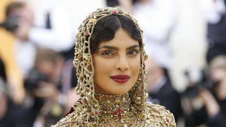 Приянка Чопра показа годежния пръстен