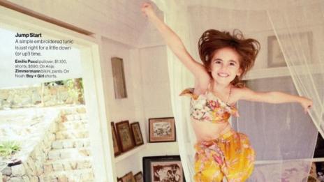 Алесандра Амброзио си играе на плажа в Маями с децата