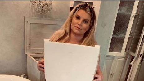 Джесика Симпсън счупи тоалетната