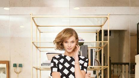 Супермоделът Карли Клос показва своя първи дом в Уест вилидж