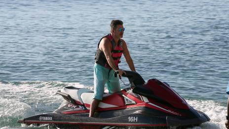 Папараци: Саймън Коуел разпуска след X Factor