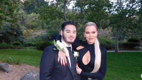 Клое Кардашян отиде на бал със свой фен