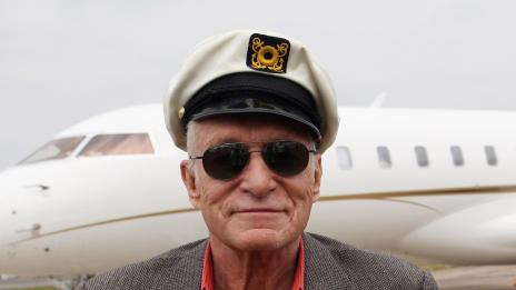 Хю оставя пръстена и Бентлито на Харис