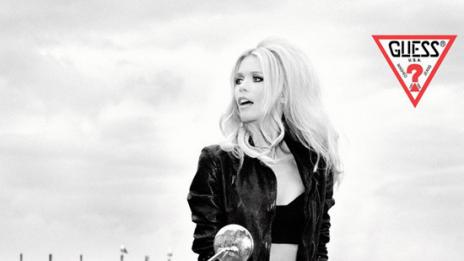 Клаудия Шифър празнува юбилей на Guess след дълга пауза