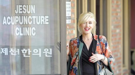 Бременната Гуен Стефани ходи на акупунктура