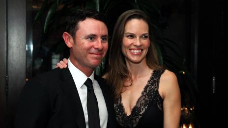 Хилари Суонк се фука с нова любов