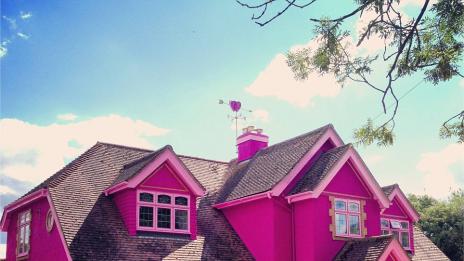 Розовата къща в Есекс – идеалното място за парти и розови сънища