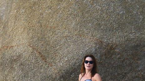 Карла Бруни показа супер тяло на 48 години