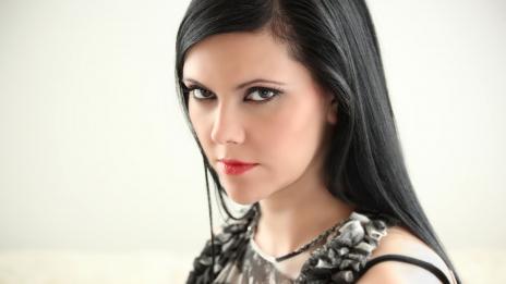 Светла Иванова си партнира с манекен в ново видео