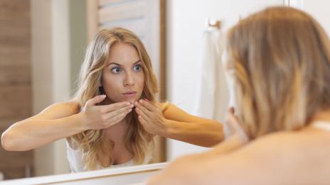 Защо акнето се появява в Т-зоната и брадичката?