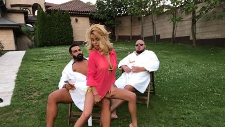 Гущеров замени Мария с плеймейтка