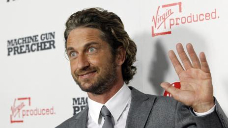 Джерард Бътлър заби модел