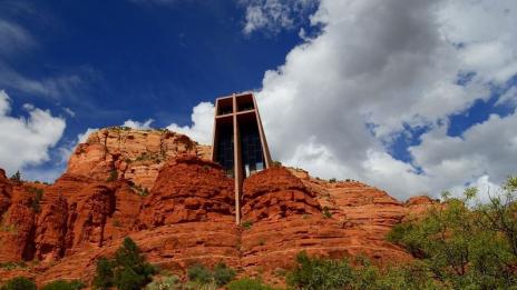 Параклисът, „кацнал“ върху скалите
