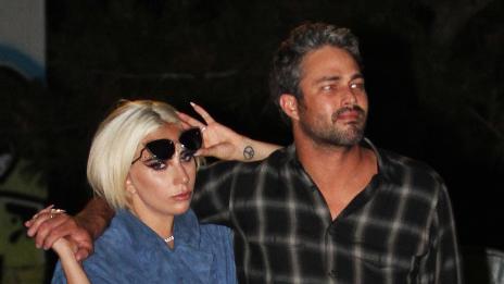 Лейди Гага и Тейлър Кини се разхождат влюбено в Белград