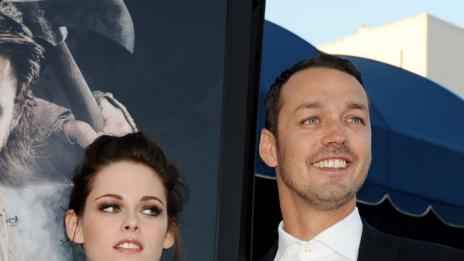 Кристен Стюарт не е правила секс с режисьора Рупърт Сандърс