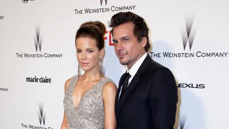 Мъжът на Кейт Бекинсейл я замени за по-млада