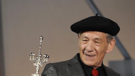 Сър Иън Маккелън е горд, че си е признал, че е гей